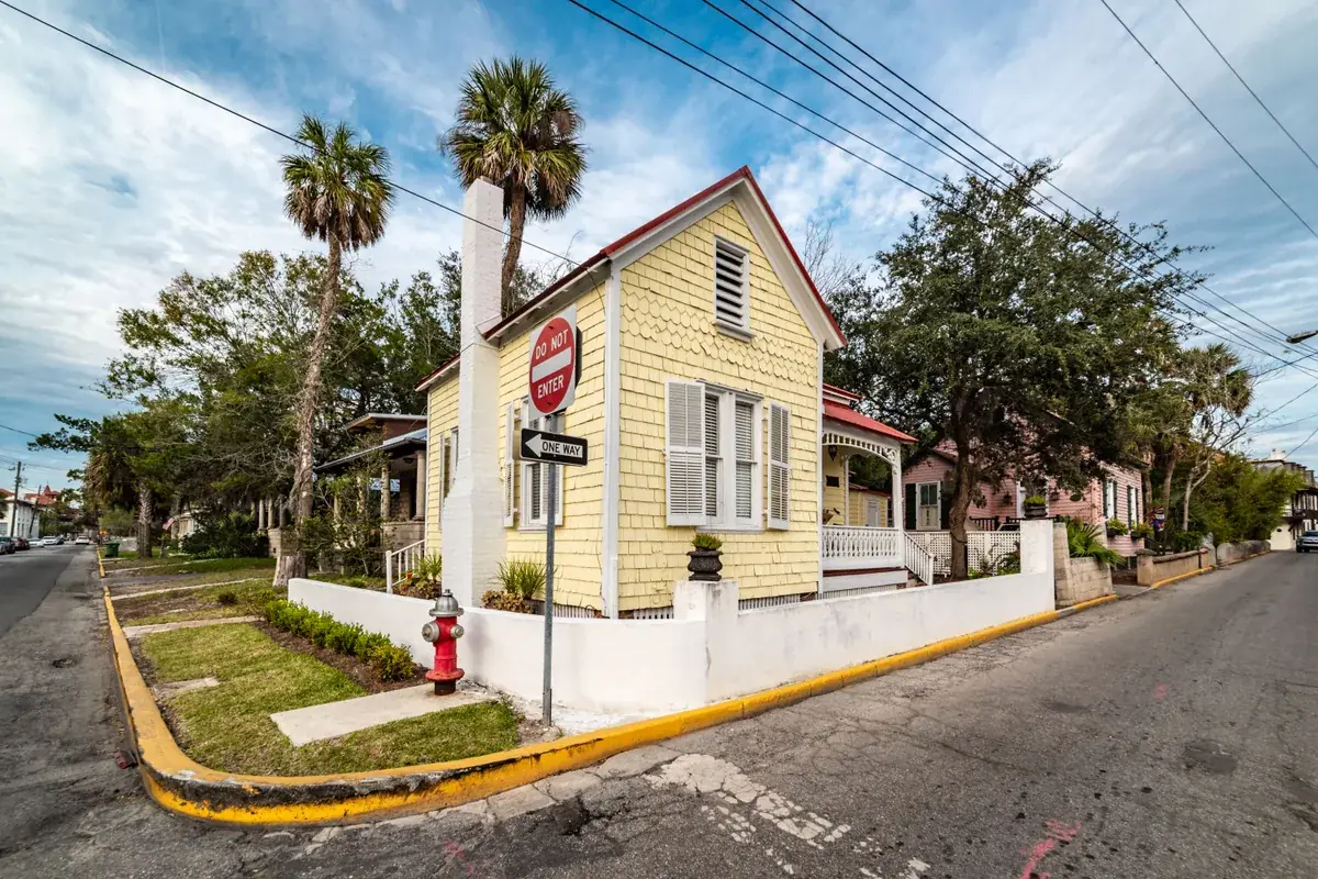 Shaded older Florida home in the Mandarin area of Jacksonville FL