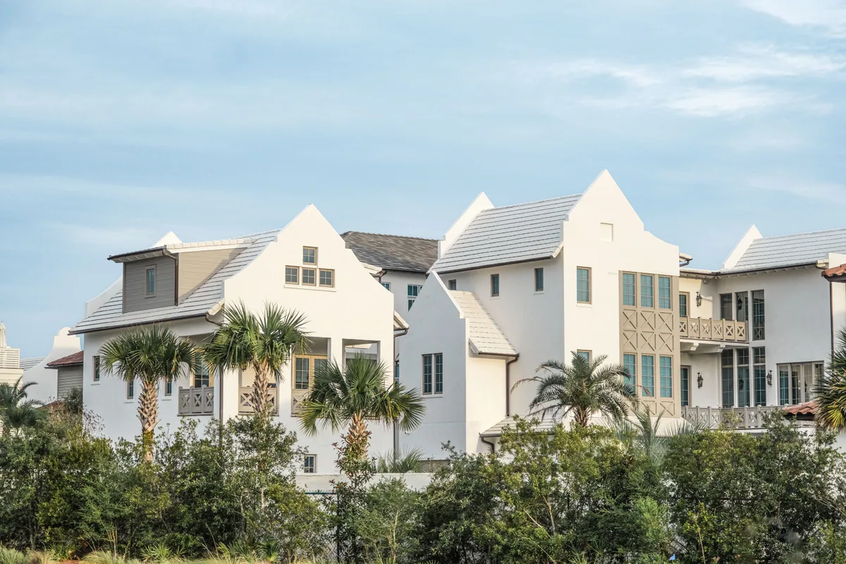 White coastal homes in Ponte Vedra Beach FL
